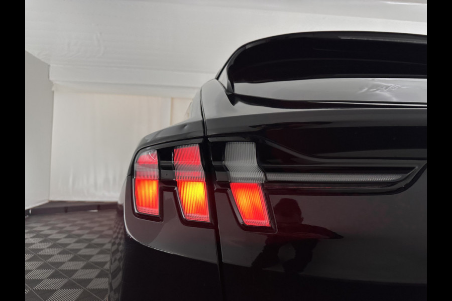 Ford Mustang Mach-E RWD 75 kWh [ 3-Fase-11kW] {SOH-89%} (INCL.BTW) *LEATHER | FULL-LED | DAB | DIGI-COCKPIT | KEYLESS | NAVI-FULLMAP | CARPLAY | HEATED-COMFORTSEATS | TOPVIEW | ADAPTIVE-CRUISE | PRIVACY-GLASS | 18'' ALU*