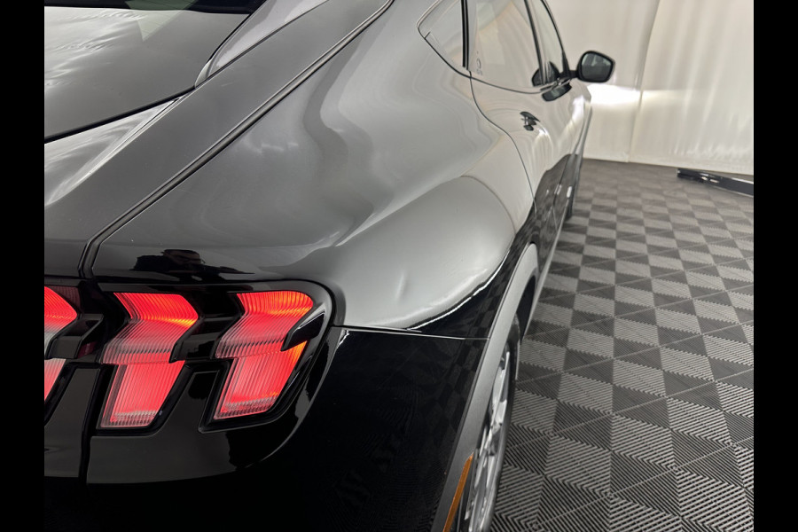 Ford Mustang Mach-E RWD 75 kWh [ 3-Fase-11kW] {SOH-89%} (INCL.BTW) *LEATHER | FULL-LED | DAB | DIGI-COCKPIT | KEYLESS | NAVI-FULLMAP | CARPLAY | HEATED-COMFORTSEATS | TOPVIEW | ADAPTIVE-CRUISE | PRIVACY-GLASS | 18'' ALU*