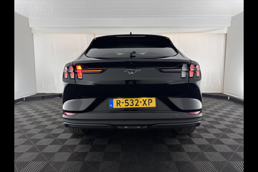 Ford Mustang Mach-E RWD 75 kWh [ 3-Fase-11kW] {SOH-86%} (INCL.BTW) *LEATHER | FULL-LED | DAB | DIGI-COCKPIT | KEYLESS | NAVI-FULLMAP | CARPLAY | HEATED-COMFORTSEATS | TOPVIEW | ADAPTIVE-CRUISE | PRIVACY-GLASS | 18'' ALU*