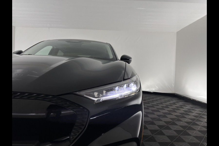 Ford Mustang Mach-E RWD 75 kWh [ 3-Fase-11kW] {SOH-86%} (INCL.BTW) *LEATHER | FULL-LED | DAB | DIGI-COCKPIT | KEYLESS | NAVI-FULLMAP | CARPLAY | HEATED-COMFORTSEATS | TOPVIEW | ADAPTIVE-CRUISE | PRIVACY-GLASS | 18'' ALU*