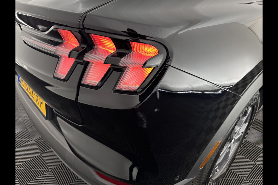 Ford Mustang Mach-E RWD 75 kWh [ 3-Fase-11kW] {SOH-86%} (INCL.BTW) *LEATHER | FULL-LED | DAB | DIGI-COCKPIT | KEYLESS | NAVI-FULLMAP | CARPLAY | HEATED-COMFORTSEATS | TOPVIEW | ADAPTIVE-CRUISE | PRIVACY-GLASS | 18'' ALU*