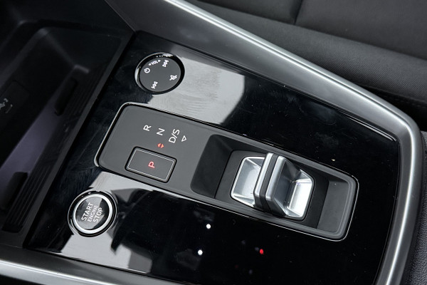 Audi A3 Sportback 35 TFSI S edition (STOELVERWARMING, ELEKTR STOELEN, NAVIGATIE, DIGITALE COCKPIT, LANE-ASSIST, SENSOREN)
