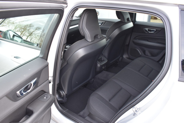 Volvo V60 B3 177PK Automaat Momentum Advantage | ACC | PDC | 17"LMV | Apple Carplay / Android |