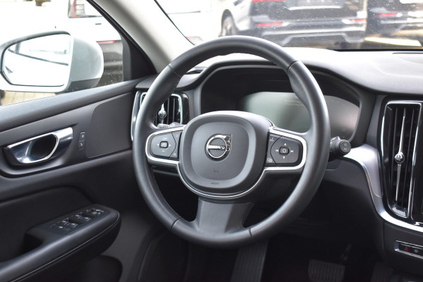 Volvo V60 B3 177PK Automaat Momentum Advantage | ACC | PDC | 17"LMV | Apple Carplay / Android |