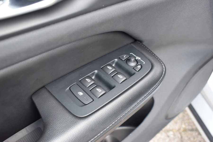 Volvo V60 B3 177PK Automaat Momentum Advantage | ACC | PDC | 17"LMV | Apple Carplay / Android |