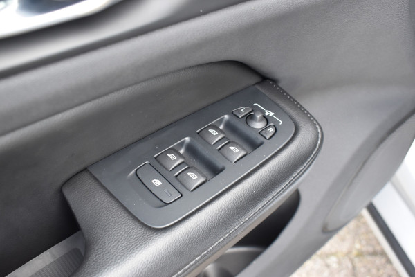 Volvo V60 B3 177PK Automaat Momentum Advantage | ACC | PDC | 17"LMV | Apple Carplay / Android |