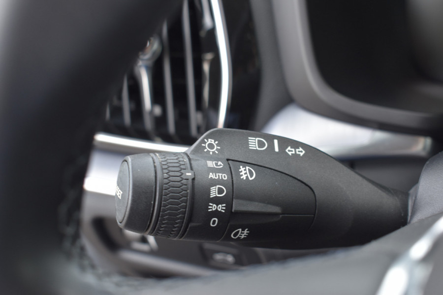 Volvo V60 B3 177PK Automaat Momentum Advantage | ACC | PDC | 17"LMV | Apple Carplay / Android |