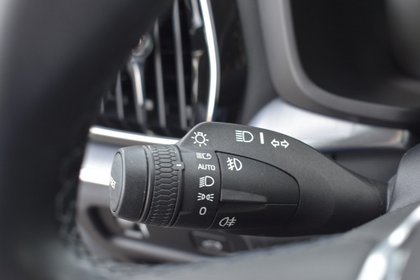 Volvo V60 B3 177PK Automaat Momentum Advantage | ACC | PDC | 17"LMV | Apple Carplay / Android |