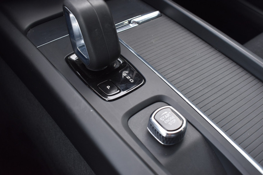 Volvo V60 B3 177PK Automaat Momentum Advantage | ACC | PDC | 17"LMV | Apple Carplay / Android |