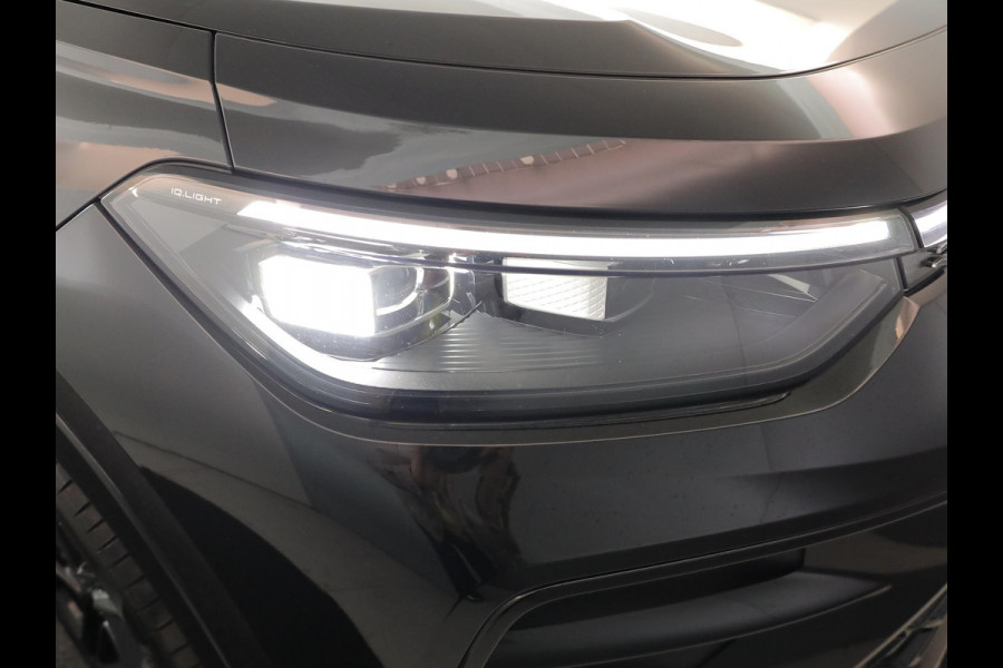 Volkswagen Tayron 1.5 eHybrid R-Line Edition 272 pk Automaat (DSG) | Verlengde garantie | Navigatie | Panoramadak | Trekhaak (wegklapbaar) | Rondomzicht camera | Lederen bekleding | Stoelverwarming v/a | R-Line |