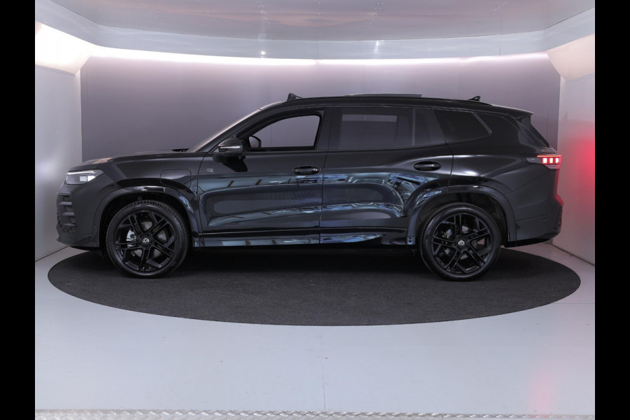 Volkswagen Tayron 1.5 eHybrid R-Line Edition 272 pk Automaat (DSG) | Verlengde garantie | Navigatie | Panoramadak | Trekhaak (wegklapbaar) | Rondomzicht camera | Lederen bekleding | Stoelverwarming v/a | R-Line |