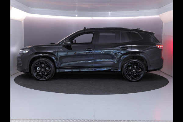 Volkswagen Tayron 1.5 eHybrid R-Line Edition 272 pk Automaat (DSG) | Verlengde garantie | Navigatie | Panoramadak | Trekhaak (wegklapbaar) | Rondomzicht camera | Lederen bekleding | Stoelverwarming v/a | R-Line |