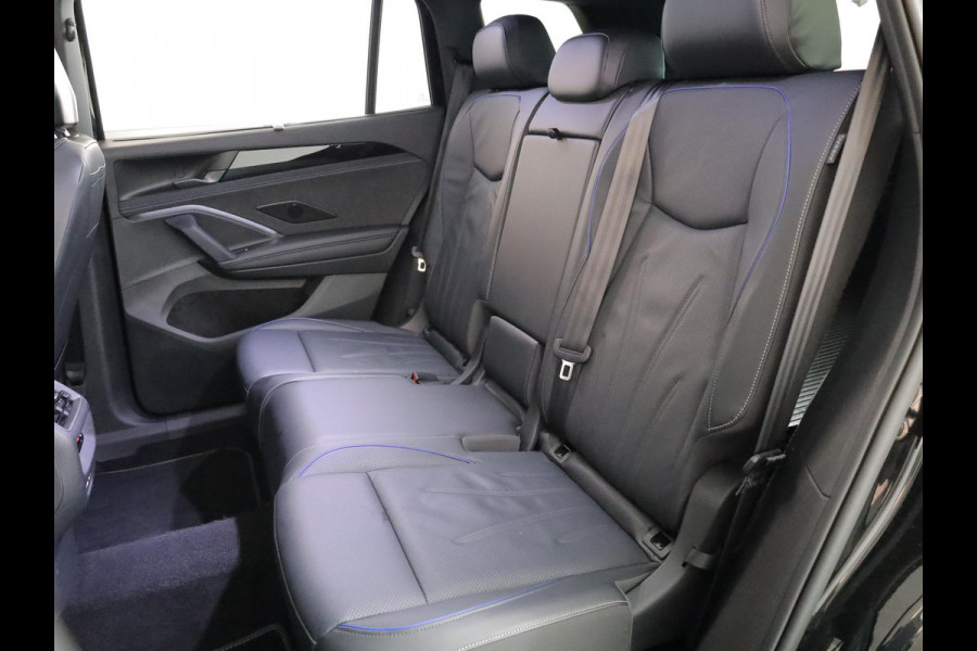 Volkswagen Tayron 1.5 eHybrid R-Line Edition 272 pk Automaat (DSG) | Verlengde garantie | Navigatie | Panoramadak | Trekhaak (wegklapbaar) | Rondomzicht camera | Lederen bekleding | Stoelverwarming v/a | R-Line |