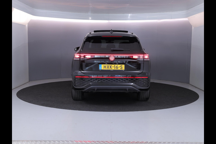 Volkswagen Tayron 1.5 eHybrid R-Line Edition 272 pk Automaat (DSG) | Verlengde garantie | Navigatie | Panoramadak | Trekhaak (wegklapbaar) | Rondomzicht camera | Lederen bekleding | Stoelverwarming v/a | R-Line |