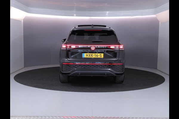 Volkswagen Tayron 1.5 eHybrid R-Line Edition 272 pk Automaat (DSG) | Verlengde garantie | Navigatie | Panoramadak | Trekhaak (wegklapbaar) | Rondomzicht camera | Lederen bekleding | Stoelverwarming v/a | R-Line |