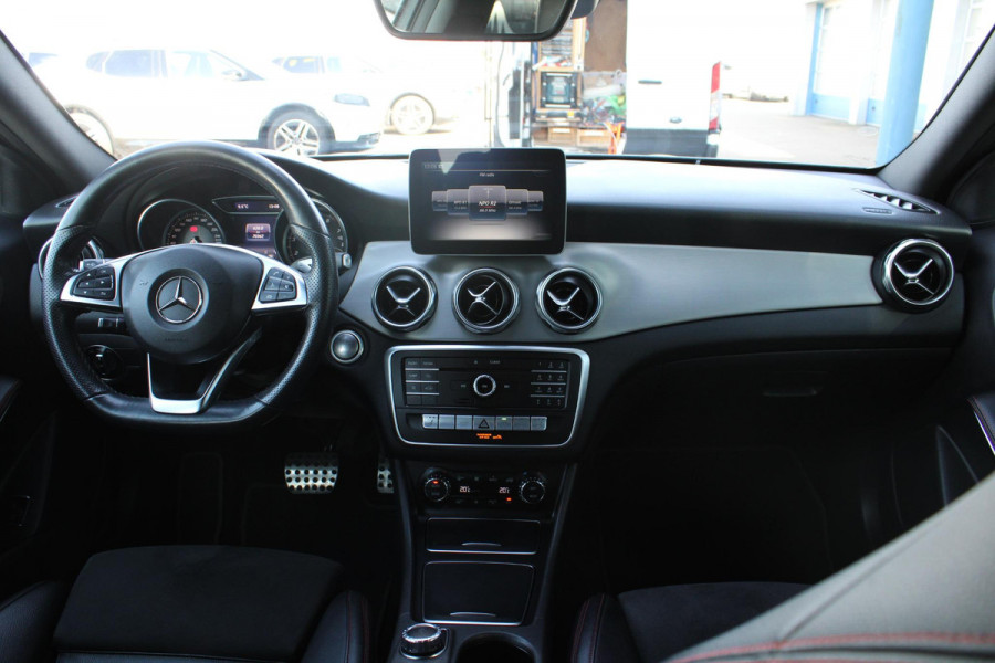 Mercedes-Benz GLA 180 Business | Afneembare Trekhaak | AMG Line Velgen | Stoelverwarming | Sportstoelen Alcantara | Camera |
