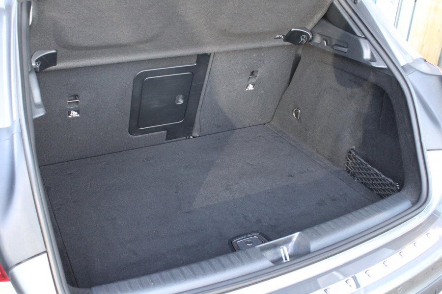 Mercedes-Benz GLA 180 Business | Afneembare Trekhaak | AMG Line Velgen | Stoelverwarming | Sportstoelen Alcantara | Camera |