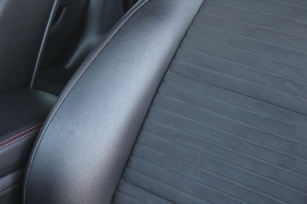 Mercedes-Benz GLA 180 Business | Afneembare Trekhaak | AMG Line Velgen | Stoelverwarming | Sportstoelen Alcantara | Camera |