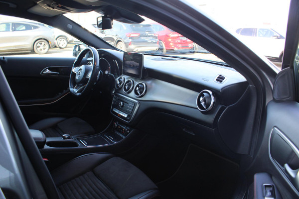 Mercedes-Benz GLA 180 Business | Afneembare Trekhaak | AMG Line Velgen | Stoelverwarming | Sportstoelen Alcantara | Camera |
