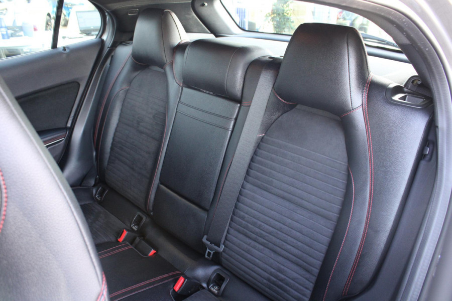 Mercedes-Benz GLA 180 Business | Afneembare Trekhaak | AMG Line Velgen | Stoelverwarming | Sportstoelen Alcantara | Camera |