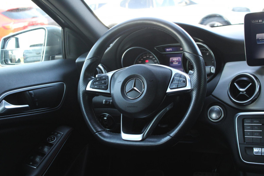 Mercedes-Benz GLA 180 Business | Afneembare Trekhaak | AMG Line Velgen | Stoelverwarming | Sportstoelen Alcantara | Camera |