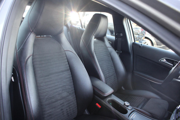 Mercedes-Benz GLA 180 Business | Afneembare Trekhaak | AMG Line Velgen | Stoelverwarming | Sportstoelen Alcantara | Camera |