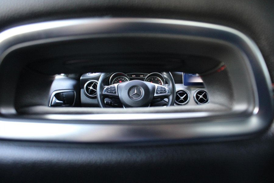 Mercedes-Benz GLA 180 Business | Afneembare Trekhaak | AMG Line Velgen | Stoelverwarming | Sportstoelen Alcantara | Camera |