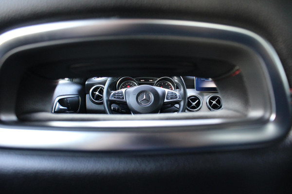 Mercedes-Benz GLA 180 Business | Afneembare Trekhaak | AMG Line Velgen | Stoelverwarming | Sportstoelen Alcantara | Camera |
