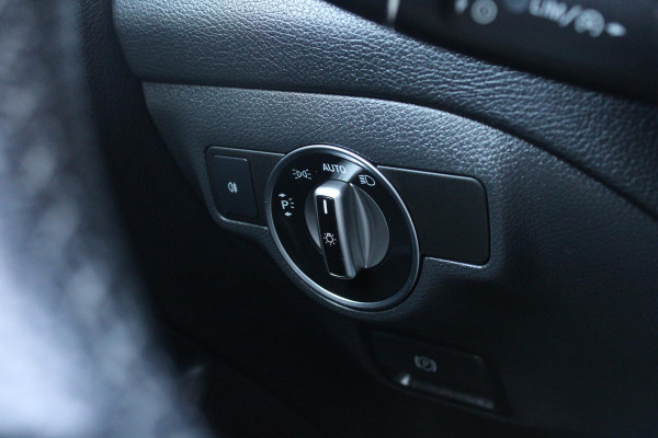 Mercedes-Benz GLA 180 Business | Afneembare Trekhaak | AMG Line Velgen | Stoelverwarming | Sportstoelen Alcantara | Camera |