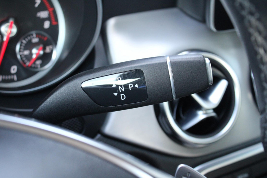 Mercedes-Benz GLA 180 Business | Afneembare Trekhaak | AMG Line Velgen | Stoelverwarming | Sportstoelen Alcantara | Camera |