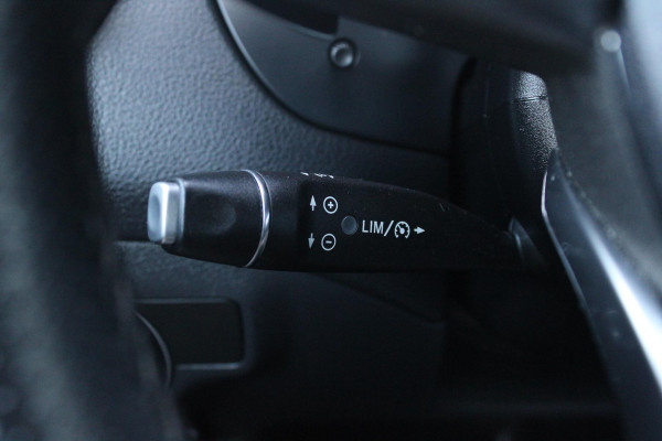 Mercedes-Benz GLA 180 Business | Afneembare Trekhaak | AMG Line Velgen | Stoelverwarming | Sportstoelen Alcantara | Camera |