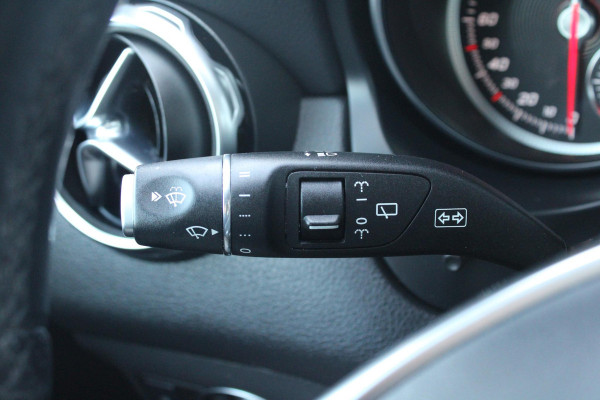Mercedes-Benz GLA 180 Business | Afneembare Trekhaak | AMG Line Velgen | Stoelverwarming | Sportstoelen Alcantara | Camera |