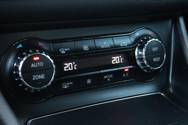 Mercedes-Benz GLA 180 Business | Afneembare Trekhaak | AMG Line Velgen | Stoelverwarming | Sportstoelen Alcantara | Camera |