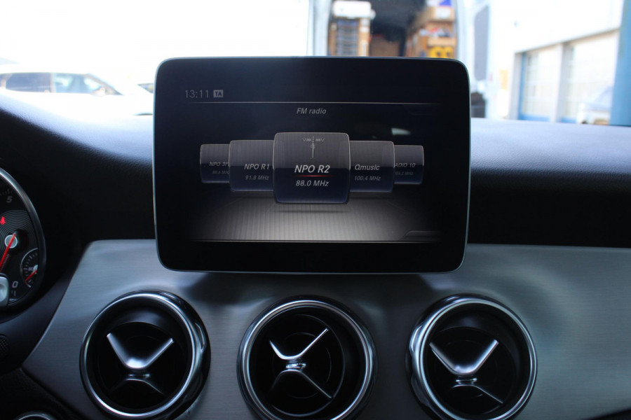 Mercedes-Benz GLA 180 Business | Afneembare Trekhaak | AMG Line Velgen | Stoelverwarming | Sportstoelen Alcantara | Camera |