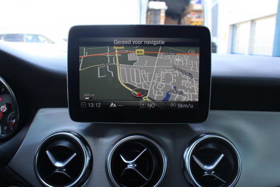 Mercedes-Benz GLA 180 Business | Afneembare Trekhaak | AMG Line Velgen | Stoelverwarming | Sportstoelen Alcantara | Camera |