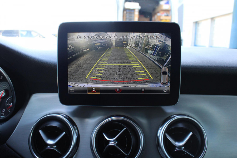 Mercedes-Benz GLA 180 Business | Afneembare Trekhaak | AMG Line Velgen | Stoelverwarming | Sportstoelen Alcantara | Camera |