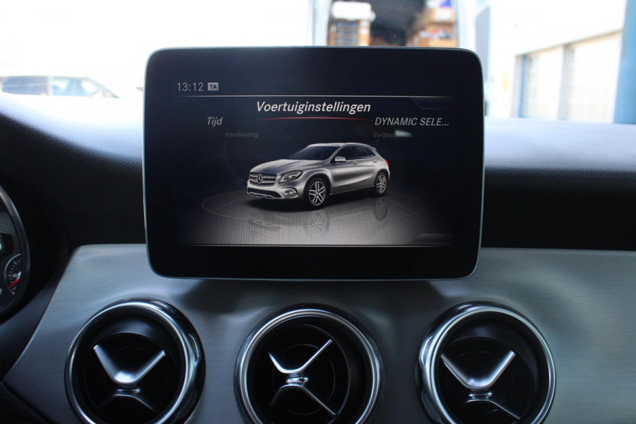 Mercedes-Benz GLA 180 Business | Afneembare Trekhaak | AMG Line Velgen | Stoelverwarming | Sportstoelen Alcantara | Camera |