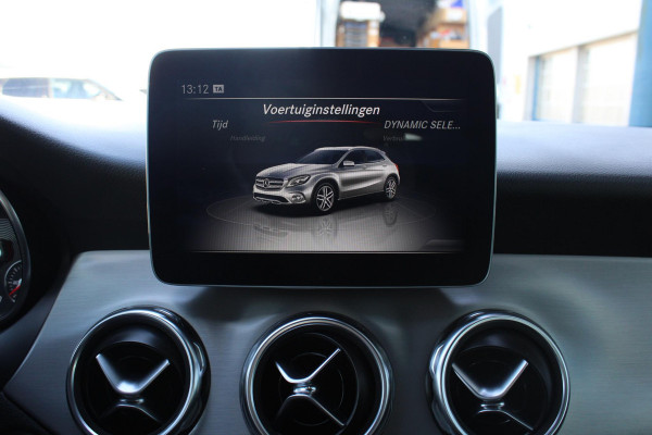 Mercedes-Benz GLA 180 Business | Afneembare Trekhaak | AMG Line Velgen | Stoelverwarming | Sportstoelen Alcantara | Camera |