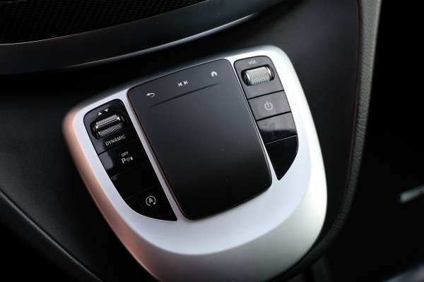 Mercedes-Benz V-Klasse 220d Lang DC | AMG | 360 Camera | CarPlay | Bi-Xenon | Lederen bekleding | Facelift model | Navigatie | 19'' AMG Velgen | Stoelverwarming | Kenwood Sound | DAB | Elek achterklep | Carbon afwerking | Sportonderstel | Dubbel cabine | Dealer onderhouden