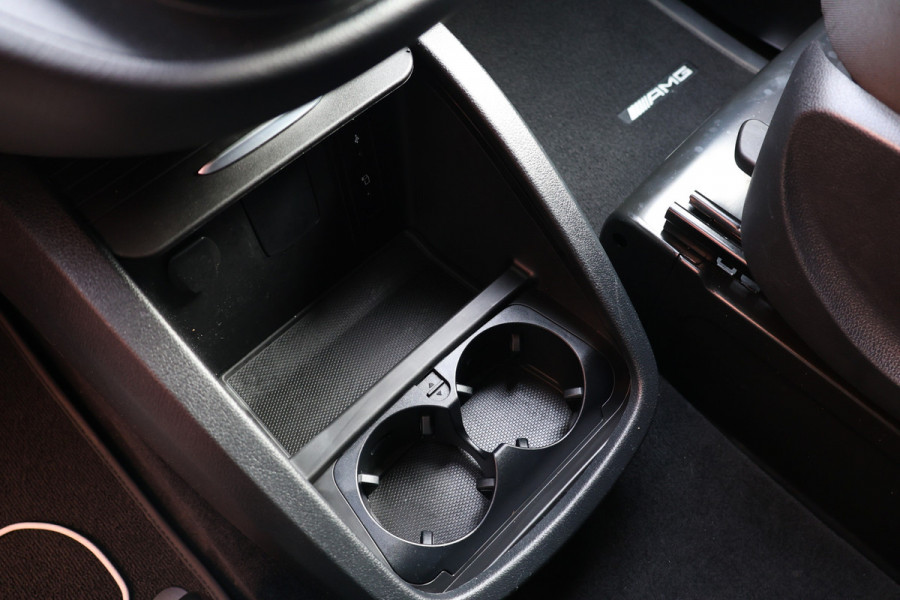 Mercedes-Benz V-Klasse 220d Lang DC | AMG | 360 Camera | CarPlay | Bi-Xenon | Lederen bekleding | Facelift model | Navigatie | 19'' AMG Velgen | Stoelverwarming | Kenwood Sound | DAB | Elek achterklep | Carbon afwerking | Sportonderstel | Dubbel cabine | Dealer onderhouden