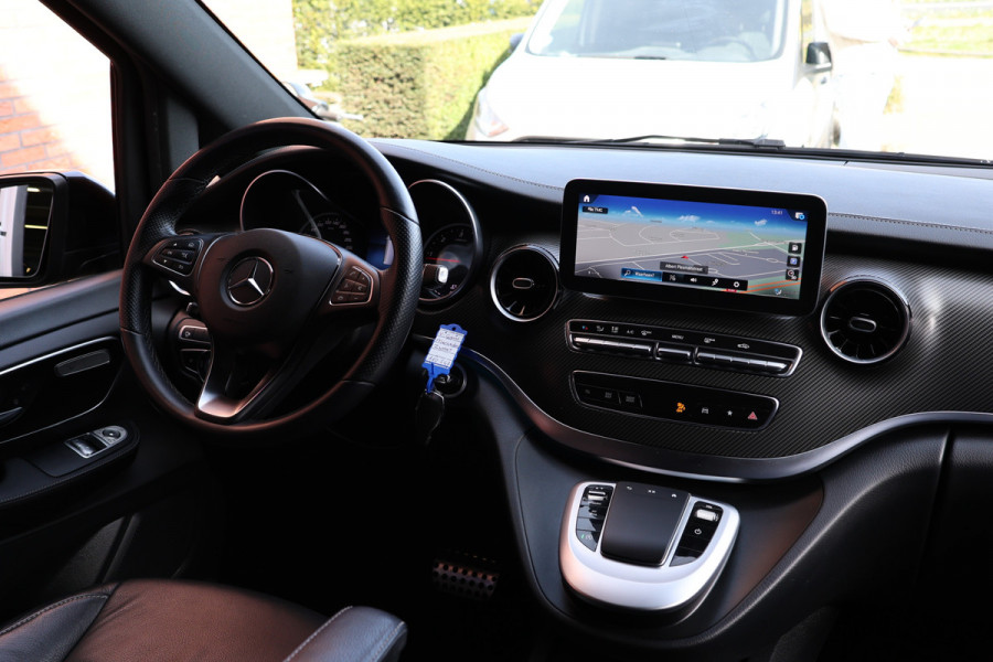 Mercedes-Benz V-Klasse 220d Lang DC | AMG | 360 Camera | CarPlay | Bi-Xenon | Lederen bekleding | Facelift model | Navigatie | 19'' AMG Velgen | Stoelverwarming | Kenwood Sound | DAB | Elek achterklep | Carbon afwerking | Sportonderstel | Dubbel cabine | Dealer onderhouden