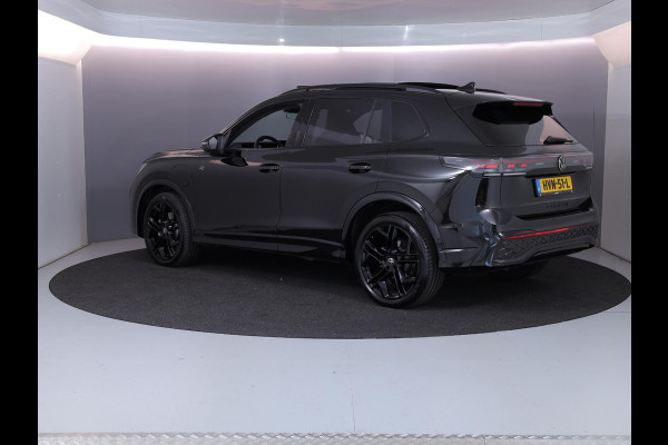 Volkswagen Tiguan 1.5 eHybrid R-Line Edition 204 pk Automaat (DSG) | Verlengde garantie | Navigatie | Panoramadak | Trekhaak (wegklapbaar) | Parkeersensoren (Park assist) | Rondomzicht camera | Stoelverwarming v/a | R-Line |