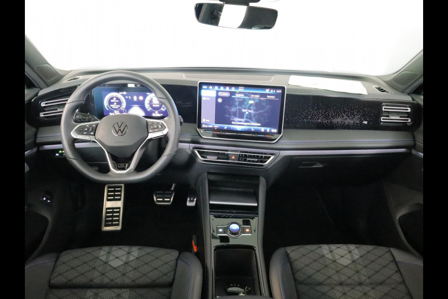 Volkswagen Tiguan 1.5 eHybrid R-Line Edition 204 pk Automaat (DSG) | Verlengde garantie | Navigatie | Panoramadak | Trekhaak (wegklapbaar) | Parkeersensoren (Park assist) | Rondomzicht camera | Stoelverwarming v/a | R-Line |