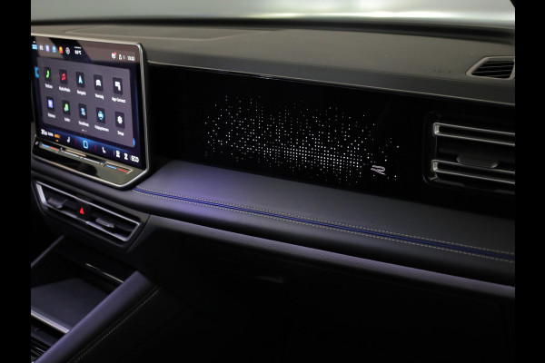 Volkswagen Tiguan 1.5 eHybrid R-Line Edition 204 pk Automaat (DSG) | Verlengde garantie | Navigatie | Panoramadak | Trekhaak (wegklapbaar) | Parkeersensoren (Park assist) | Rondomzicht camera | Stoelverwarming v/a | R-Line |