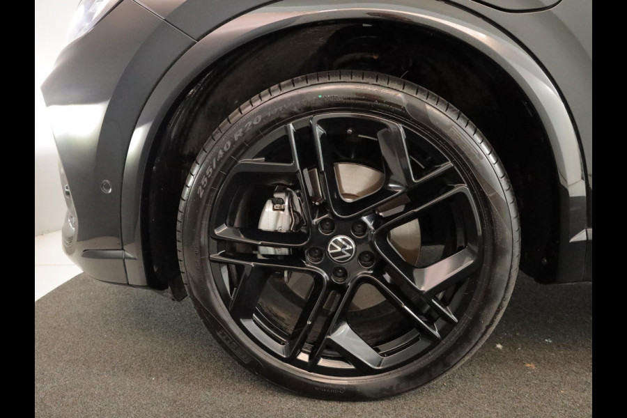 Volkswagen Tiguan 1.5 eHybrid R-Line Edition 204 pk Automaat (DSG) | Verlengde garantie | Navigatie | Panoramadak | Trekhaak (wegklapbaar) | Parkeersensoren (Park assist) | Rondomzicht camera | Stoelverwarming v/a | R-Line |