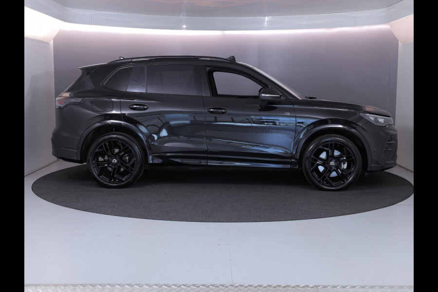 Volkswagen Tiguan 1.5 eHybrid R-Line Edition 204 pk Automaat (DSG) | Verlengde garantie | Navigatie | Panoramadak | Trekhaak (wegklapbaar) | Parkeersensoren (Park assist) | Rondomzicht camera | Stoelverwarming v/a | R-Line |