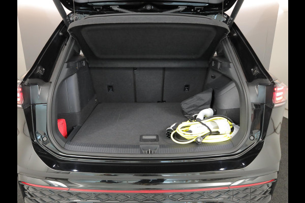 Volkswagen Tiguan 1.5 eHybrid R-Line Edition 204 pk Automaat (DSG) | Verlengde garantie | Navigatie | Panoramadak | Trekhaak (wegklapbaar) | Parkeersensoren (Park assist) | Rondomzicht camera | Stoelverwarming v/a | R-Line |