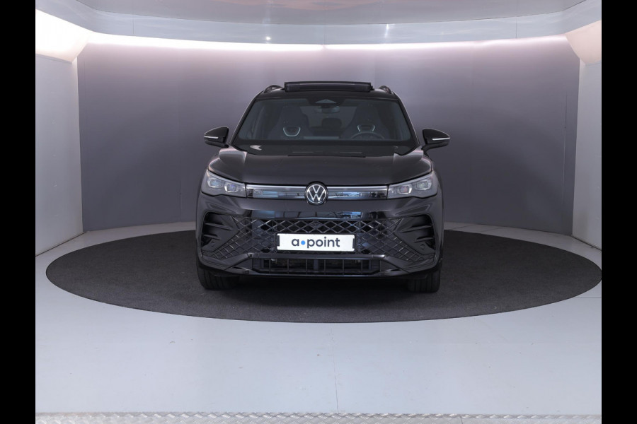 Volkswagen Tiguan 1.5 eHybrid R-Line Edition 204 pk Automaat (DSG) | Verlengde garantie | Navigatie | Panoramadak | Trekhaak (wegklapbaar) | Parkeersensoren (Park assist) | Rondomzicht camera | Stoelverwarming v/a | R-Line |
