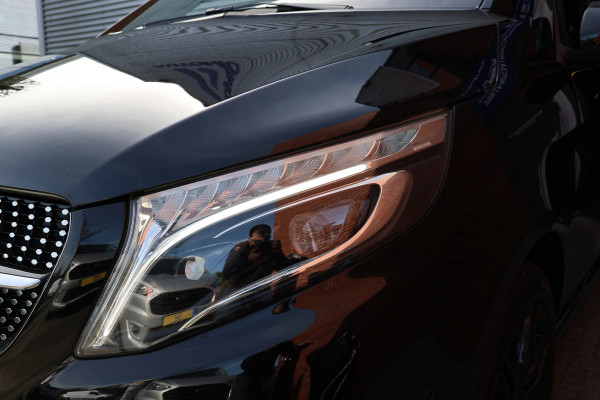 Mercedes-Benz V-Klasse 220d Lang DC | AMG | 360 Camera | CarPlay | Bi-Xenon | Lederen bekleding | Facelift model | Navigatie | 19'' AMG Velgen | Stoelverwarming | Kenwood Sound | DAB | Elek achterklep | Carbon afwerking | Sportonderstel | Dubbel cabine | Dealer onderhouden