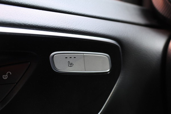 Mercedes-Benz V-Klasse 220d Lang DC | AMG | 360 Camera | CarPlay | Bi-Xenon | Lederen bekleding | Facelift model | Navigatie | 19'' AMG Velgen | Stoelverwarming | Kenwood Sound | DAB | Elek achterklep | Carbon afwerking | Sportonderstel | Dubbel cabine | Dealer onderhouden